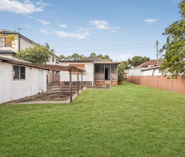 Four Bedroom Home With Original Interiors - Photo 4