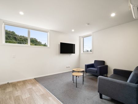 Modern, Furnished Apartment - Photo 2