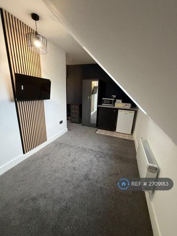 1 bedroom in a house share to rent - Photo 4