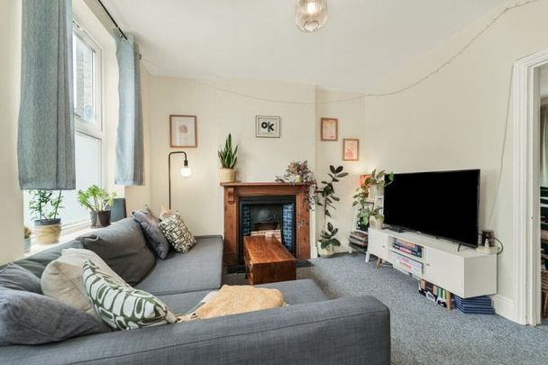 Stone Terrace, Stone Street £1,750 pcm ⓘ The monthly or weekly payment required by the landlord. Read our glossary page , 2 bedrooms, semi-detached house, to let * Tenant info - Photo 1