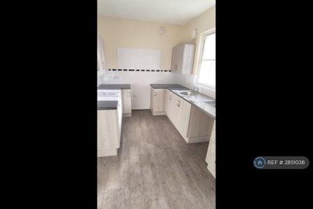 3 bedroom end of terrace house to rent - Photo 4