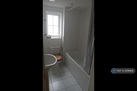 1 bedroom in a flat share to rent - Photo 4