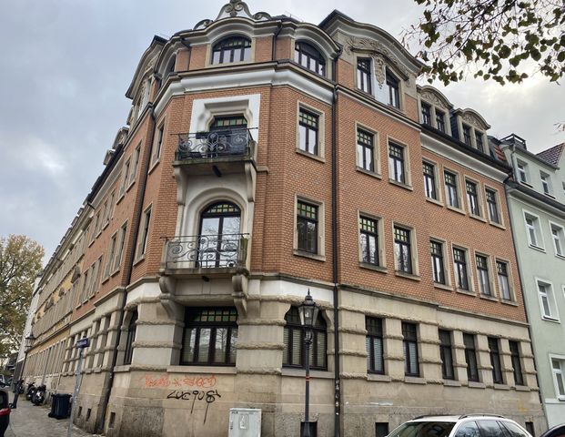 Geräumige 2-Zimmer-Mansardenwohnung in gepflegtem Mehrfamilienhaus zu vermieten! - Foto 1