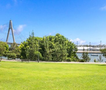LOVELY TWO-BEDROOM APARTMENT JUST MINUTES FROM DARLING HARBOUR - Photo 1