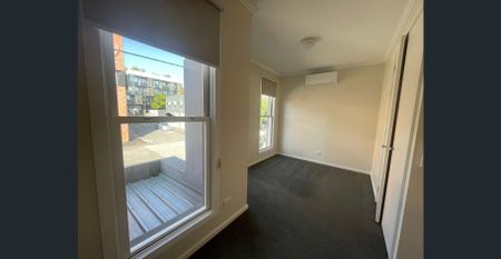 Large Bright Townhouse in the heart of North Melbourne - Photo 3