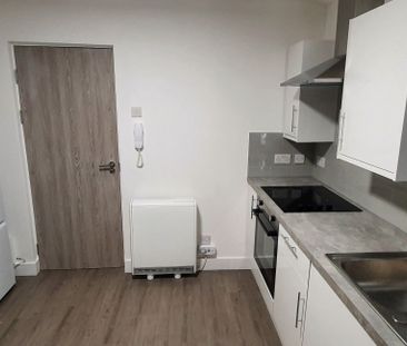 Flat 3, 19 North Luton Place, Adamsdown, Cardiff, CF24 0EU - Photo 2