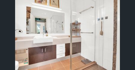 North-facing top-floor living in the heart of Westgarth - Photo 2