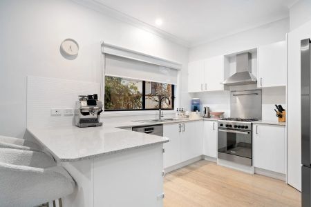 Beautifully Stylish, Modern Family home in Quiet and Leafy Locale - Photo 5