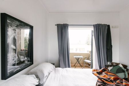 Fully Furnished Art Deco Beachside Apartment with Ocean Views in the Heart of Coogee - Photo 3