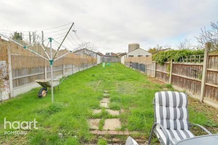 3 bedroom terraced house to rent - Photo 2