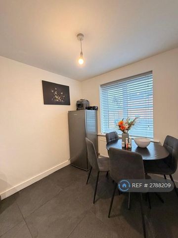 2 bedroom semi-detached house to rent - Photo 3