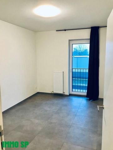 Centraal gelegen recent, lichtrijk appartement met 2 slaapkamers - Photo 2