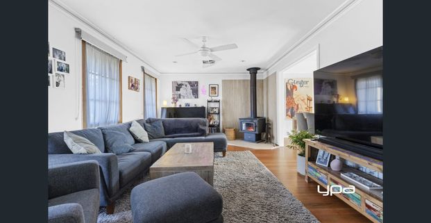 Great Court Location home that ticks all the Boxes. - Photo 1