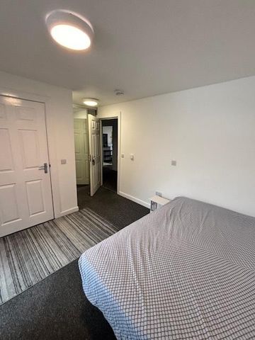 1 bedroom in a flat share to rent - Photo 4
