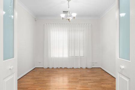 Immaculate Family Home with a Pool! - Photo 4