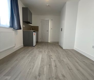 Studio Flat, London, N13 - Photo 1
