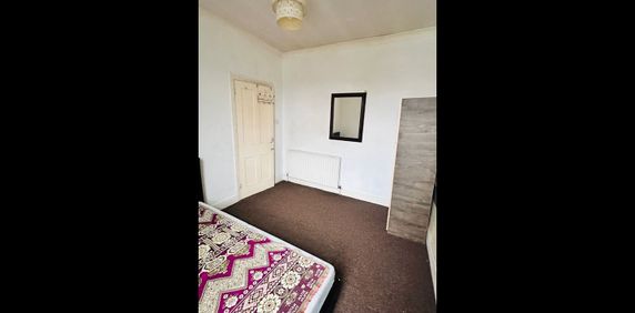 3 Bed Terraced House, Birchdale Road, E7 - Photo 2