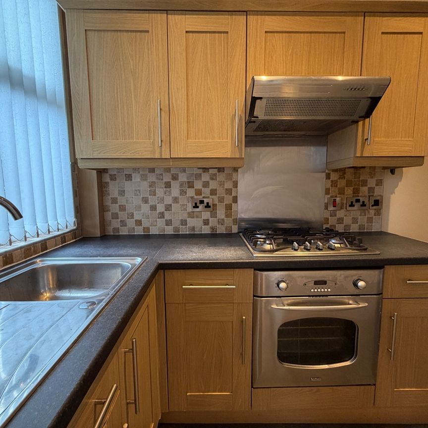 2 Bed Terraced House, West View, LS11 - Photo 1