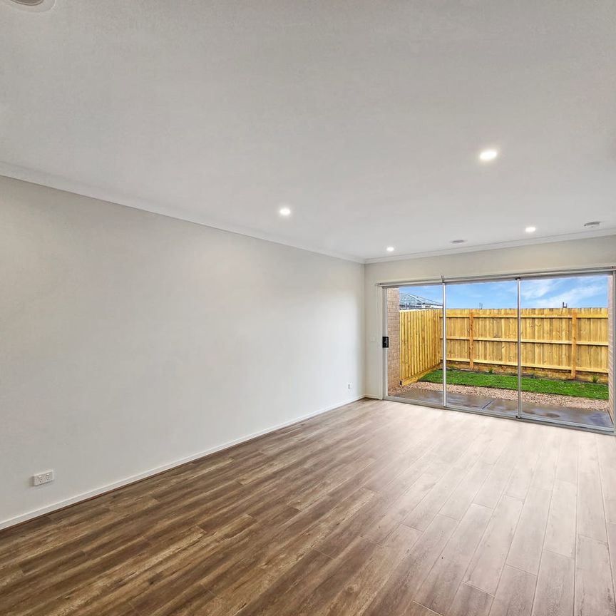 Stunning 4 Bedrooom ! - Photo 1