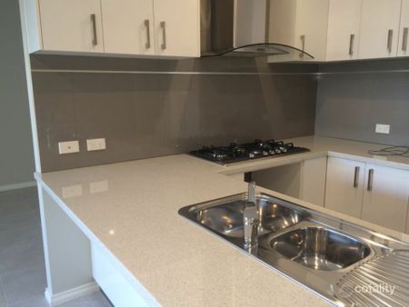 Stylish Three-Bedroom Villa in a Prime Location - Photo 5