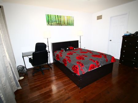 For Lease - 52 Vanhorne Close, Brampton, Ontario - Photo 5