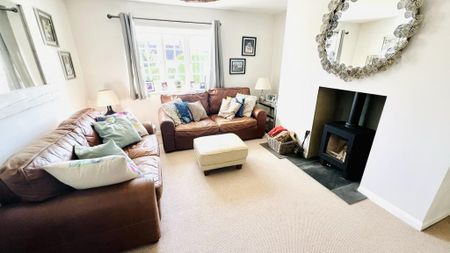 4 bedroom semi-detached house to rent - Photo 3