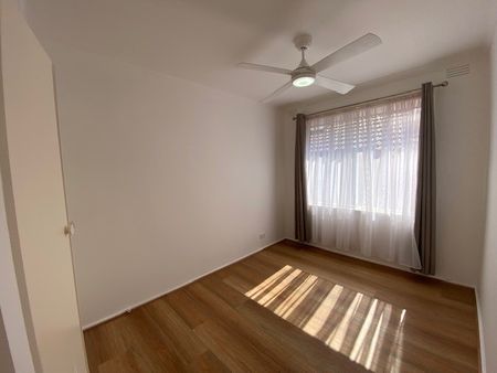 2-bedroom unit in great location - short-term lease available - Photo 5