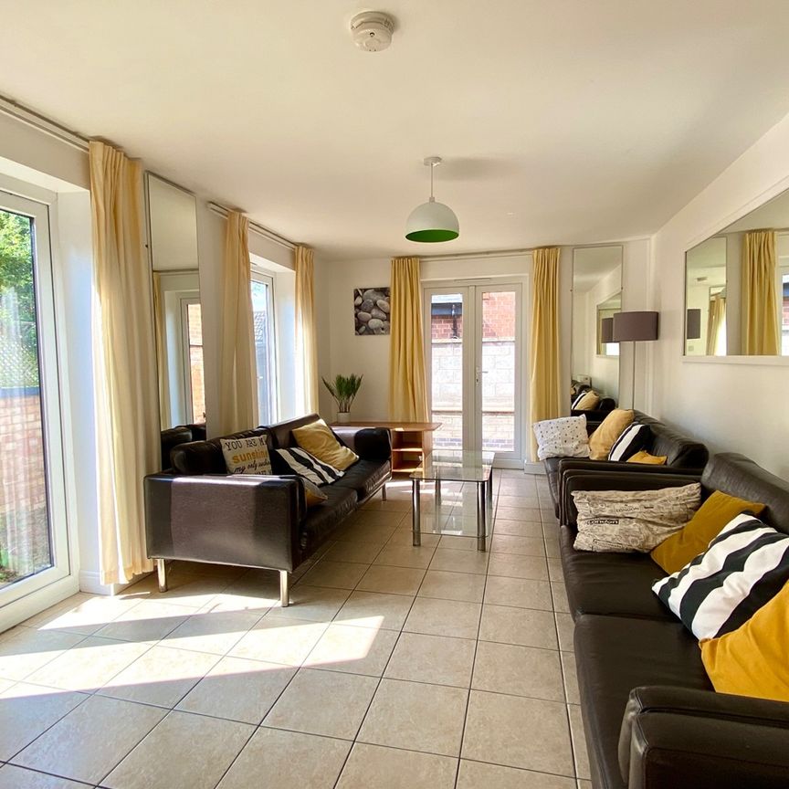 7 Bed Terraced House, Clarendon Park Road, LE2 - Photo 1