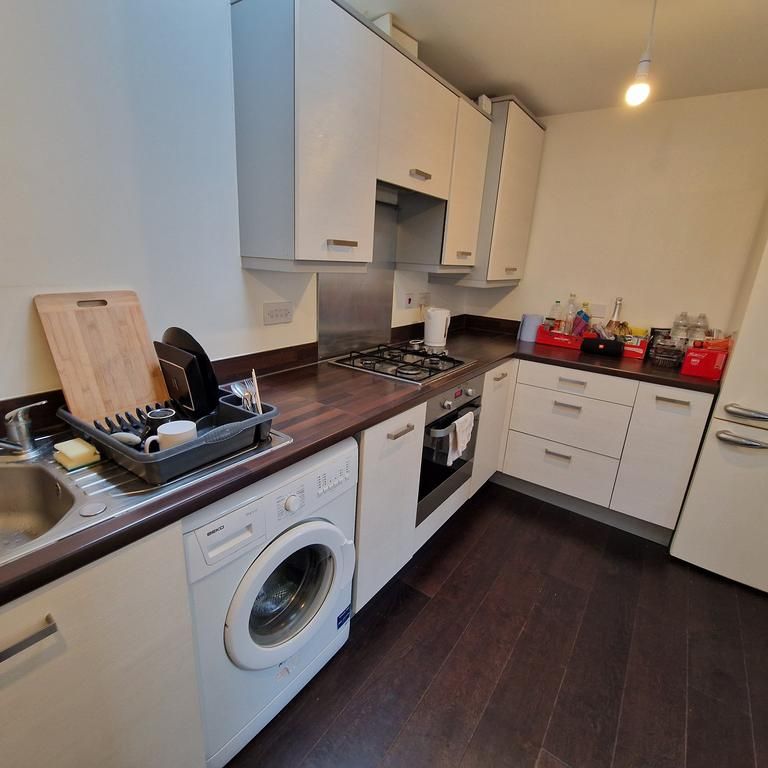 2 bedroom coach house to rent - Photo 1