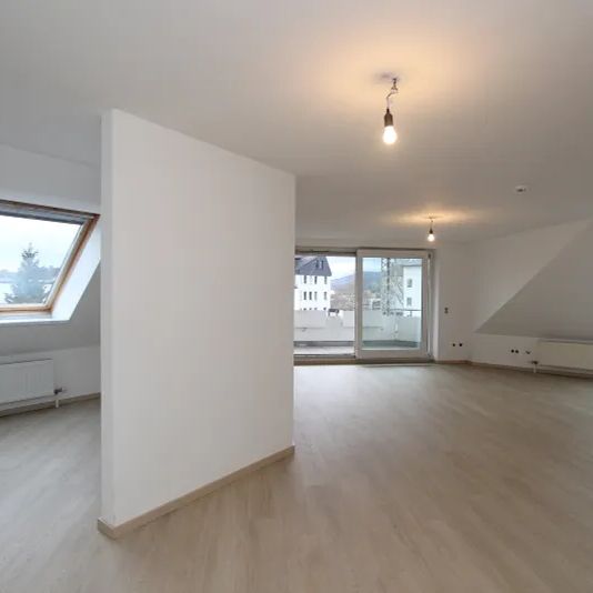 Wunderschöne und moderne Maisonette-Wohnung mit Balkon, EBK und PKW-Stellplatz in zentraler Lage - Photo 1