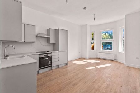 A beautifully renovated ground floor apartment in a prime Teddington location. - Photo 4