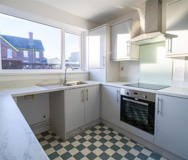 3 bedroom end of terrace house to rent - Photo 2