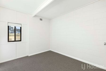 Spacious 2 bedroom unit with allocated car space - Photo 4