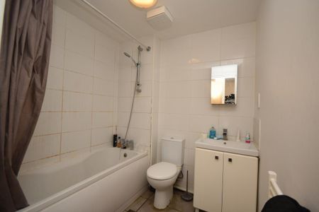 3 bedroom flat to rent - Photo 5