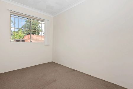 Cosy two Bedroom Apartment in Great Location - Photo 2