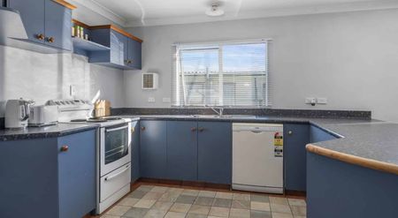 Spacious Family Home - Photo 3