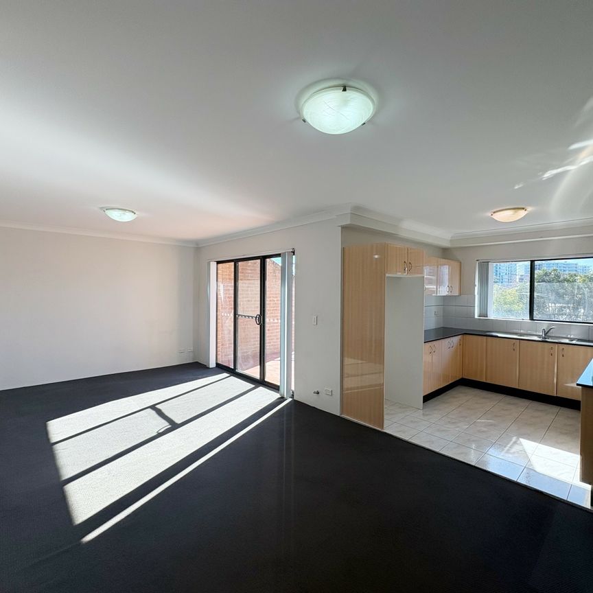MODERN, SPACIOUS 2 BEDROOM APARTMENT. FANTASTIC LOCALE. - Photo 1
