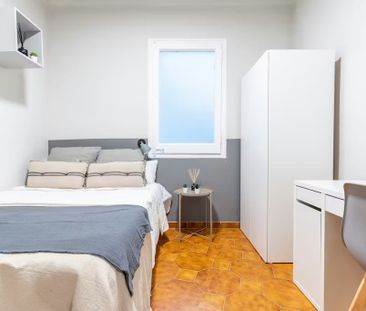 Plaça d'Alfons el Savi, Barcelona, Catalonia 08025 - Photo 2