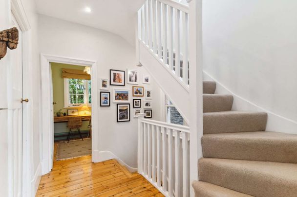 A fantastic four bedroom house located within close proximity to the River Thames - Photo 1