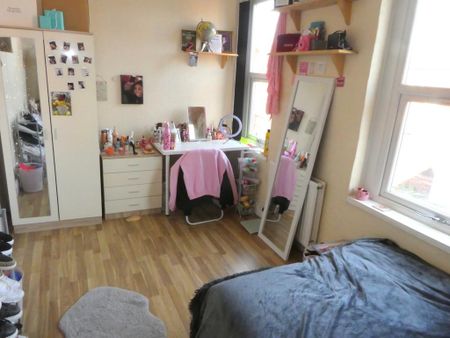 4 bedroom semi-detached house to rent - Photo 4