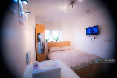 1 bedroom in a flat share to rent - Photo 4