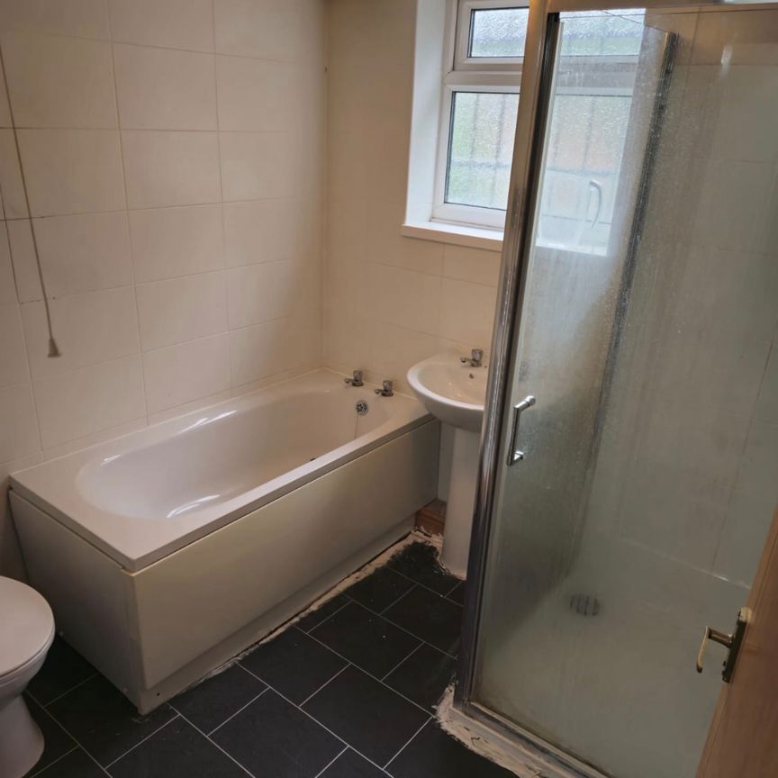 Ash Road, Headingley - Photo 1