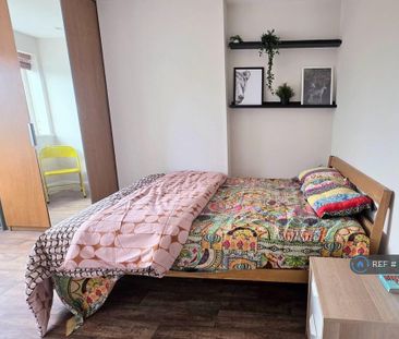 1 bedroom in a house share to rent - Photo 3