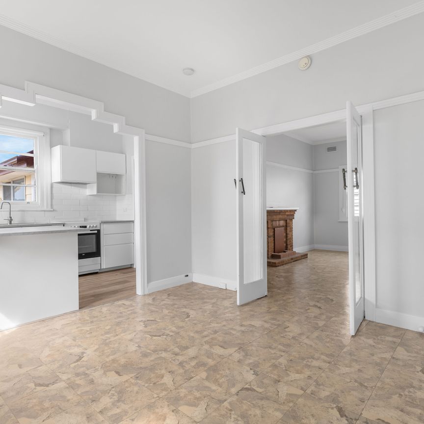 Versatile Family Home with 4 Bedrooms & Dual Kitchens - Photo 1