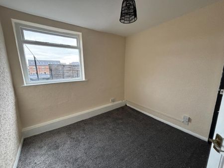 2 bedroom Flat To Let - Photo 5