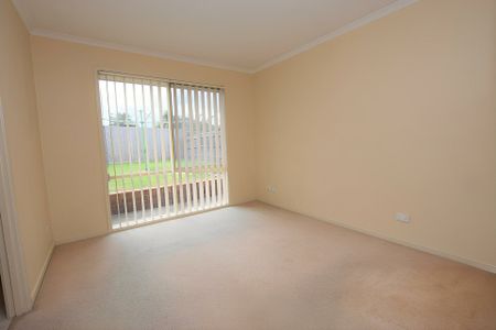 8 The Glade, Hampton Park VIC - Photo 2