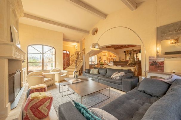 Location Maison Aix-en-Provence 8 Pièces 353 m² - Photo 1