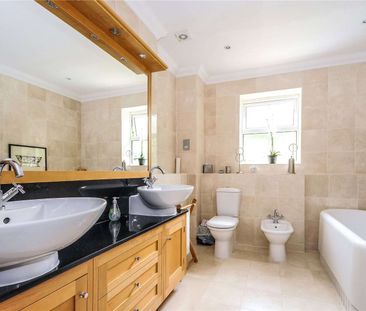 Five bedroom gated property with self contained annexe in Sunningda... - Photo 4