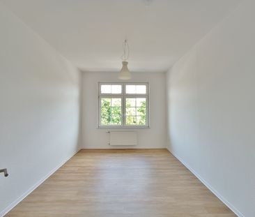 Drei Zimmer komplett renoviert, mit Einkaufsmöglichkeiten vor der Tür! - Photo 2