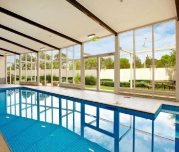 Light-Filled Corner Apartment with Sweeping City Views - Photo 3